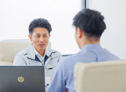 スタッフ伊藤が新人スタッフと面談している写真